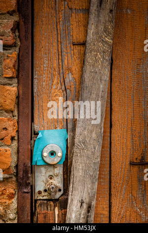 Alte rostige Sperre für ein Schuppen im Garten Stockfoto