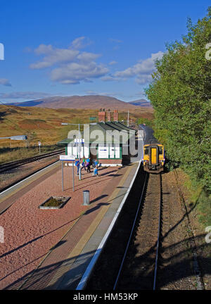 In nördlicher Richtung Zug warten am Bahnsteig des Bahnhofs Rannoch, am Rande des Rannoch Moor, auf einem sonnigen Herbstnachmittag, Scottish Highlands UK Stockfoto