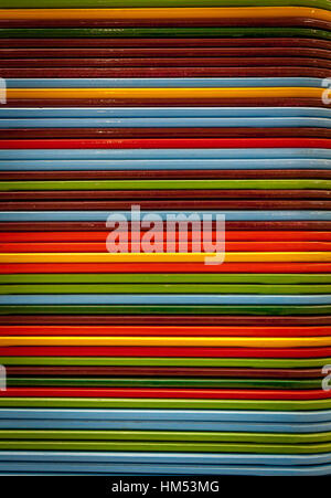 Haufen von bunten Essen-Tabletts im restaurant Stockfoto