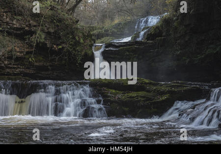 Sgwd Isaf Clun-Gwyn, niedriger fallen die Weiße Wiese Afon Mellte, Ystradfellte, vier Wasserfälle, Brecon Beacons. Stockfoto