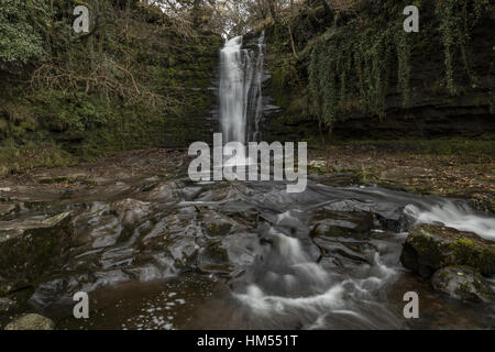 Einer der Blaen y Glyn Wasserfälle, auf dem Fluss Caerfanell (Nebenfluss des Usk), Brecon Beacons. Stockfoto