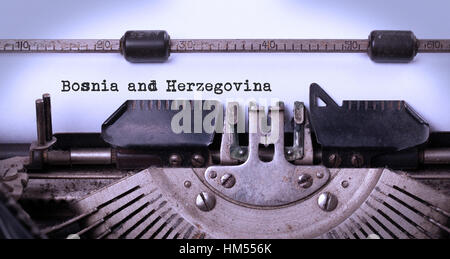 Inschrift von Vinrage Schreibmaschine gemacht Land, Bosnien und Herzegowina Stockfoto