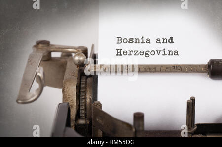 Inschrift von Vinrage Schreibmaschine gemacht Land, Bosnien und Herzegowina Stockfoto