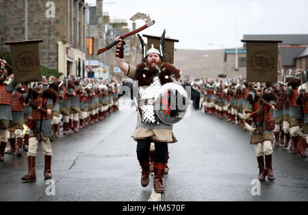 Lyle Hair, der Quizer Jarl führt den Jarl Kader in Viking Anzüge auf einer Parade durch die Straßen in Lerwick auf den Shetland-Inseln während des Festivals Up Helly Aa Viking gekleidet. Stockfoto