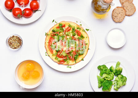 Frittata mit Eiern, Brokkoli, Tomaten, Zwiebel, Petersilie, Ansicht von oben Stockfoto