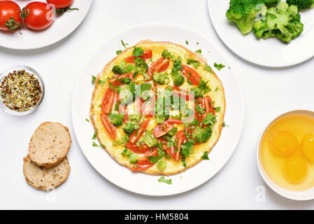 Frühstück, Spiegeleier mit Gemüse auf Platte, Ansicht von oben. Omelett zum Frühstück. Stockfoto