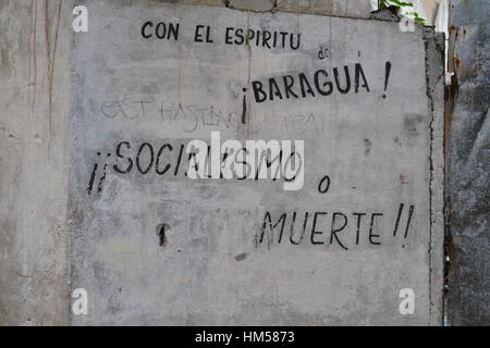 "Socialismo o Muerte," Graffiti an der Wand in Havanna Kuba Stockfoto