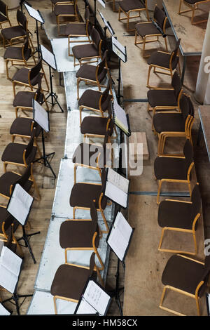 Leere Bühne mit Stühlen und Musik steht vor dem Konzert. In einem Halbkreis angeordnet. Ansicht von oben Stockfoto