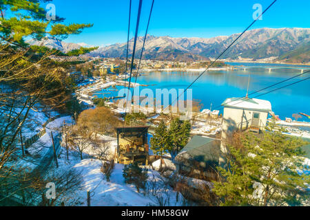 JAPAN - 2. Februar 2016: Kawaguchiko See von Kachi Seilbahn Stockfoto