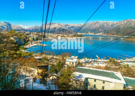 JAPAN - 2. Februar 2016: Kawaguchiko See von Kachi Seilbahn Stockfoto