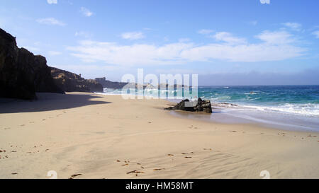 BIG SUR, Kalifornien, Vereinigte Staaten - 7. Oktober 2014: Riesige Wellen brechen auf Felsen in Garrapata State Beach in Kalifornien auf Highway No 1, USA Stockfoto