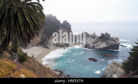 BIG SUR, Kalifornien, Vereinigte Staaten - 7. Oktober 2014: McWay Falls ist ein 80-Fuß Wasserfall befindet sich im Julia Pfeiffer Burns State Park, der ganze Jahr über in CA auf Highway No 1, USA fließt Stockfoto