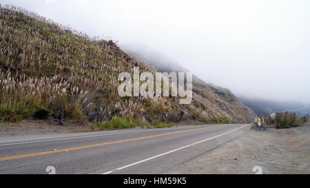 BIG SUR, Kalifornien, Vereinigte Staaten - 7. Oktober 2014: Klippen am Pacific Coast Highway Scenic anzeigen zwischen Monterey und Pismo Beach in Kalifornien entlang Highway No 1, USA Stockfoto