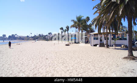 SANTA BARBARA, Kalifornien, USA - 8. Oktober 2014: City Leadbetter Beach mit einem Kreuzfahrtschiff Stockfoto