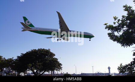 LOS ANGELES, Kalifornien, USA - 9. Oktober 2014: EVA Air Boeing 777 gezeigt, kurz vor der Landung in LA Flughafen LAX. Stockfoto