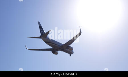 LOS ANGELES, Kalifornien, USA - 9. Oktober 2014: Alaska Airlines Boeing 737 gezeigt, kurz vor der Landung in LA Flughafen LAX Stockfoto