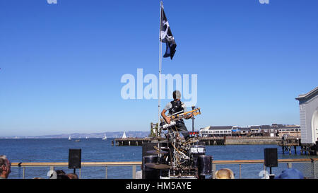 SAN FRANCISCO, Kalifornien, USA - 10. Oktober 2014: Musiker führt Straßenperformance mit Gitarre spielen und andere Instrumente zur gleichen Zeit in der Nähe von Fishermans Wharf Stockfoto