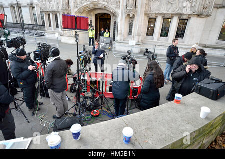 London, UK. 5. Dezember 2016. Die oberste Gerichtshof Anhörung in der Regierung Berufung gegen frühere höchstrichterliche Entscheidung beginnt. Die Medien abwarten Stockfoto