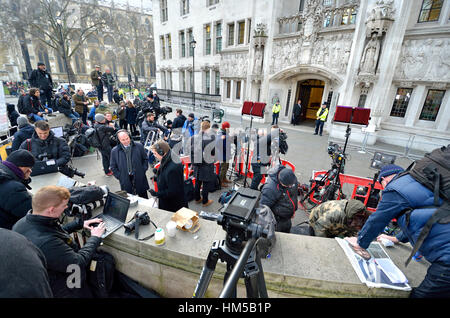 London, UK. 5. Dezember 2016. Die oberste Gerichtshof Anhörung in die Regierungen Beschwerde gegen die frühere höchstrichterliche Entscheidung beginnt. Die Medien warten outs Stockfoto