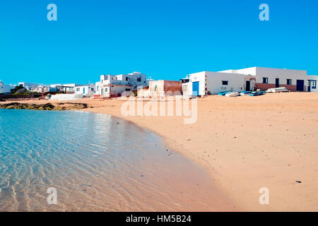 ein Blick auf einen weißen Sand Cove in Caleta del Sebo in La Graciosa, Kanarische Inseln, Spanien Stockfoto