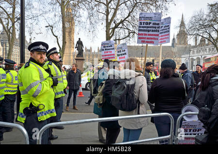 London, UK. 5. Dezember 2016. Die oberste Gerichtshof Anhörung in die Regierungen Beschwerde gegen die frühere höchstrichterliche Entscheidung beginnt. Eine kleine Nu Polizeiarbeit Stockfoto