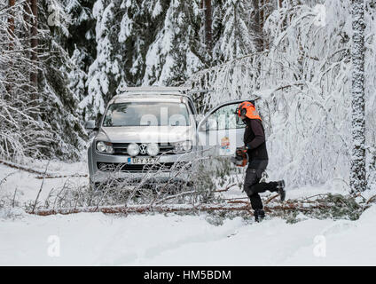 Löschen einer Forststraße nach starkem Schneefall, Schweden Stockfoto