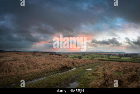 Winter am und rund um Ingleborough, eines der berühmten "Drei Zinnen" in North Yorkshire, in der Nähe von Ingleton in der wunderschönen Yorkshire Dales Stockfoto