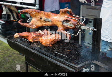 Schwein vom Grill auf dem Grill Feuer außerhalb während der Veranstaltung Stockfoto