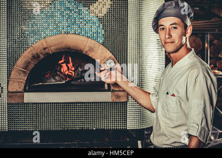 Beschäftigt Koch bei der Arbeit in der Restaurantküche Stockfoto