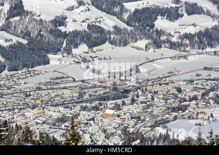 Blick auf St. Johann Im Pongau mit Salzach Fluss im Winter, Salzburger Land, Österreich Stockfoto