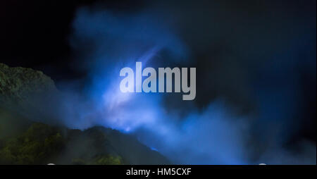 Vulcano Kawah Ijen, blue Fire Megacoaster im Vulkankrater vulkanischen Komplexes Ijen, Ost-Java, Java, Indonesien Stockfoto