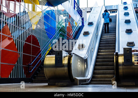 Die Rolltreppen am Charing Cross Road Ausgang der u-Bahnstation Tottenham Court Road in London, England, Vereinigtes Königreich Stockfoto