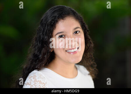 Teengirl mit langen Locken lächelnd Stockfoto