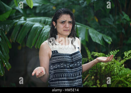 verwirrten Frau, die in tropischen Starkregen Dschungel verloren Stockfoto