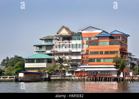 Verkehr auf dem Chao Phraya River und Bangkok Skyline Thailand Stockfoto