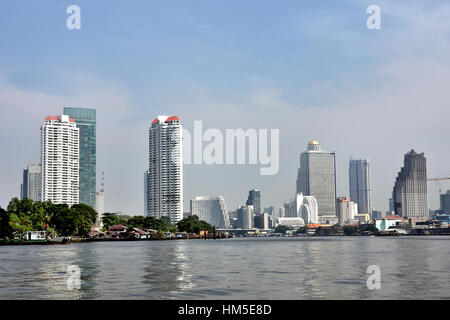 Verkehr auf dem Chao Phraya River und Bangkok Skyline Thailand Stockfoto