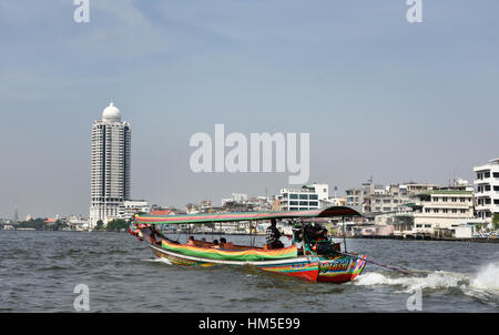 Verkehr auf dem Chao Phraya River und Bangkok Skyline Thailand Stockfoto