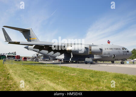 BERLIN, Deutschland - 21. Mai 2014: US Air Force c-17 Globemaster Transportflugzeug auf dem Display an der internationalen Luftfahrt Ausstellung ILA. Stockfoto