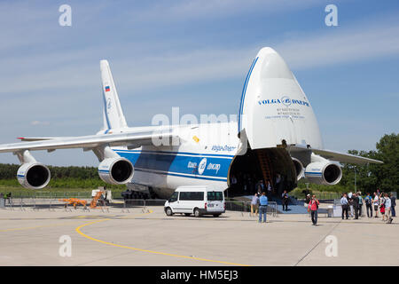 Berlin, Deutschland - 22. Mai 2014: Russische gemacht Antonov An-124 Verkehrsmittel Flugzeug auf der Internationalen Luft- und Raumfahrtausstellung ILA in Berlin, Deutschland. Stockfoto