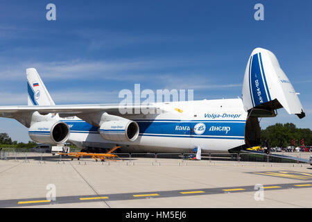 Berlin, Deutschland - 22. Mai 2014: Russische gemacht Antonov An-124 Verkehrsmittel Flugzeug auf der Internationalen Luft- und Raumfahrtausstellung ILA in Berlin, Deutschland. Stockfoto