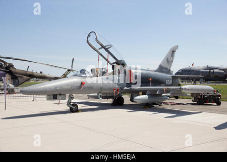 BERLIN - 22. Mai 2014: Tschechische Luftwaffe Aero l-159 Alca auf dem Display an der internationalen Luftfahrt Ausstellung ILA. Stockfoto