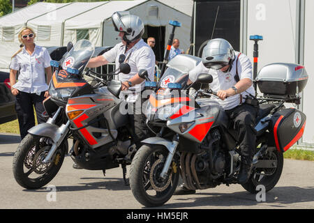 BERLIN - 11. Juli 2013: DRK (Deutsches Rotes Kreuz) Motorräder und Personal während der ILA-Veranstaltung. Stockfoto