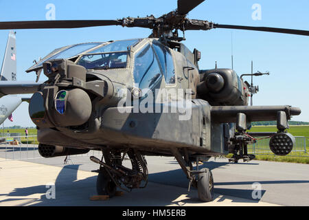 BERLIN, Deutschland - Mai 22: U.S. Army Boeing AH - 64D Apache Longbow Kampfhubschrauber auf der internationalen Luft-und Raumfahrt Ausstellung ILA am 22. Mai 2014 in werden Stockfoto