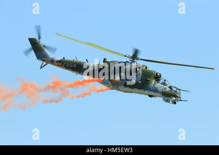 BERLIN, Deutschland - Mai 22: Tschechische Luftwaffe Mi-24V Angriff Hubschrauber fliegen eine Demonstration auf der internationalen Luft-und Raumfahrt Ausstellung ILA am 22. Mai 2 Stockfoto