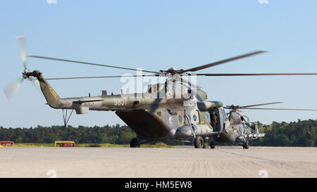 BERLIN, Deutschland - Mai 22: Zwei tschechische Luftwaffe Mi-171 Hubschrauber zu nehmen, um eine Demonstration auf der internationalen Luft-und Exhibitio durchführen Stockfoto