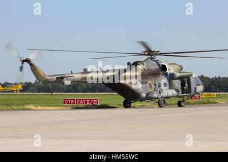 BERLIN, Deutschland - 22. Mai 2014: Tschechische Luftwaffe Mil Mi-171 Hubschrauber auf der internationalen Luft-und Raumfahrt Ausstellung ILA ausziehen. Stockfoto