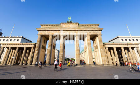 BERLIN, Deutschland - 22. Mai 2014: Blick auf das Brandenburger Tor in Berlin, Deutschland. Eine neoklassische Triumphbogen aus dem 18. Jahrhundert in Berlin, einer der bes Stockfoto