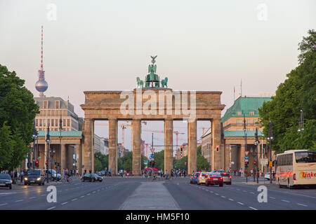 BERLIN, Deutschland - 22. Mai 2014: Blick auf das Brandenburger Tor aus in Berlin, Deutschland. Es ist eine neoklassische Triumphbogen aus dem 18. Jahrhundert in Berlin, einer Stockfoto