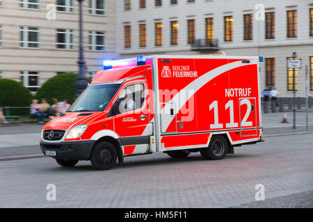 BERLIN, Deutschland - 22. Mai 2014: Mercedes-Benz Sprinter in der Stadtstraße Feuerwehrauto. Stockfoto