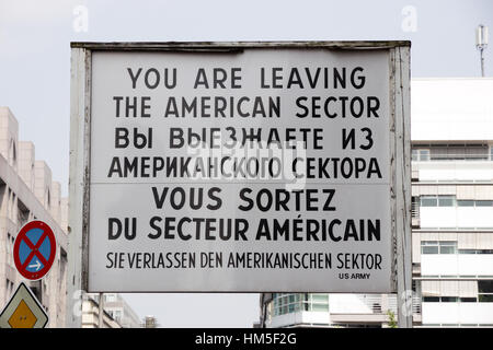 Historisches Schild am ehemaligen Grenzübergang Checkpoint Charlie in Berlin, Deutsch Stockfoto